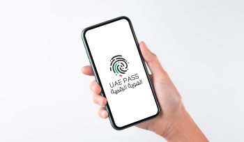 hand-holding-uae-pass-app